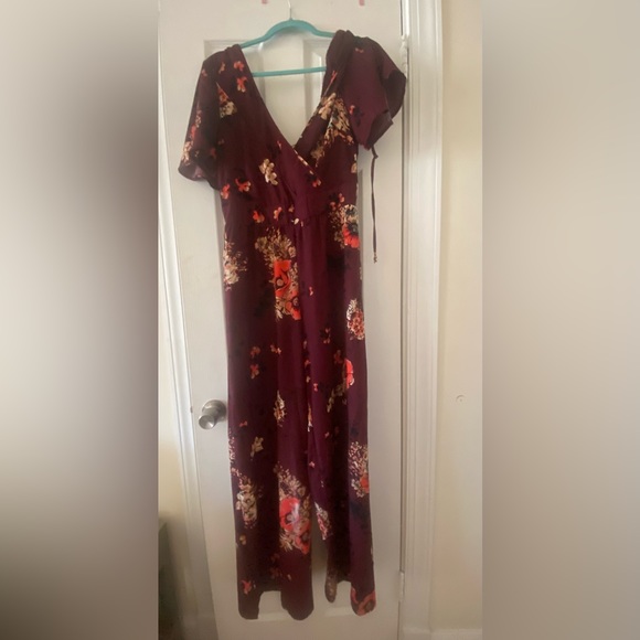 BURGUNDY FLORAL JUMPSUIT - Picture 1 of 2